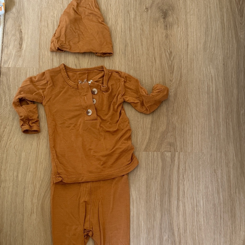 Rust layette set